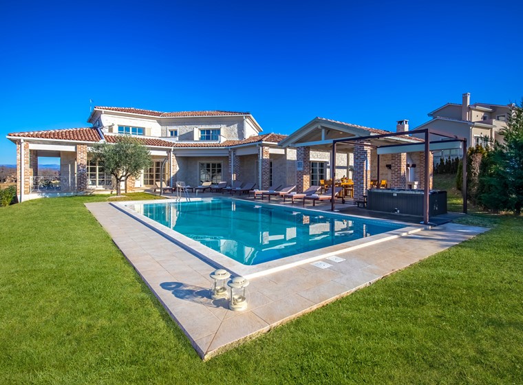 Villa STAR, wählen Sie wahre Hingabe an Frieden und Vergnügen, ein unbeschreibliches Erlebnis der Energie von Naturstein, Eintauchen in das Poolwasser, das Leben, das wir wirklich wollen und verdienen. Geräumige Zimmer, Wohnzimmer mit Kamin, große Terrasse, Grillplatz, Klimaanlage, WLAN (Wi-Fi), Sat- TV, Billardtisch, Whirlpool